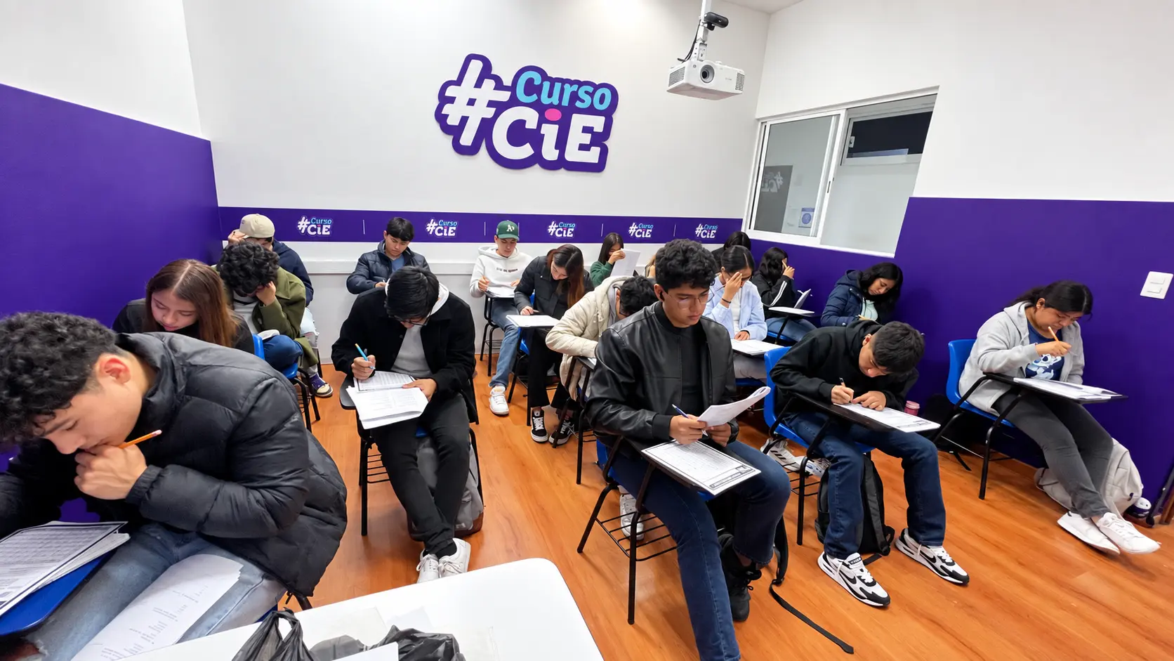 Alumnos de #cursoCIE resolviendo reactivos en un salón del curso