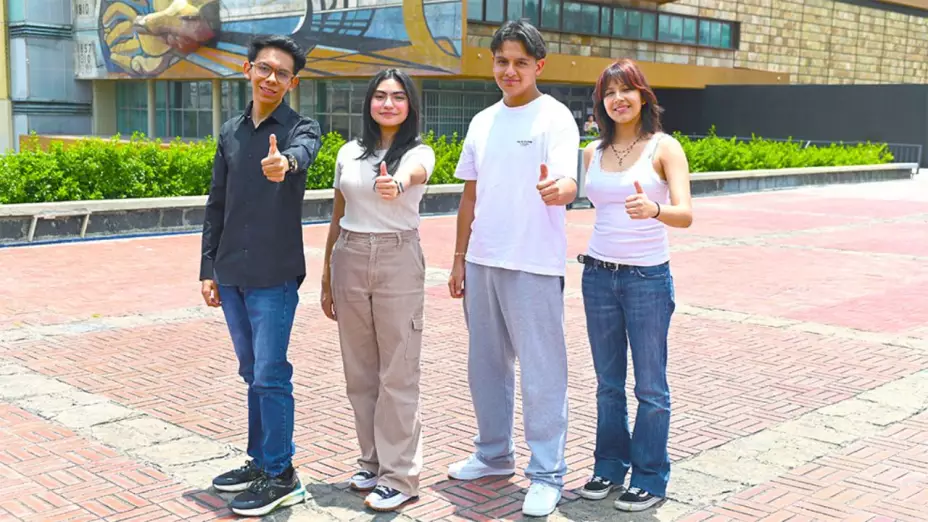 Aspirantes al bachillerato preparando ECOEMS con simuladores y guía – Curso CIE