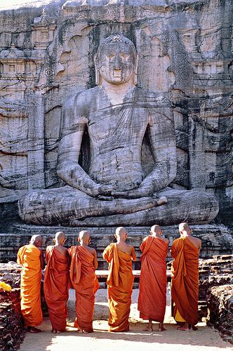 Meditar con monjes.