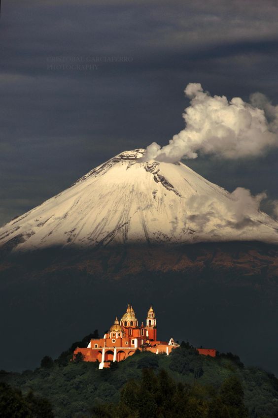Parroquia de San Andrés, Cholula, estado de Puebla, México. Al fondo, el volcán Popocatépetl.