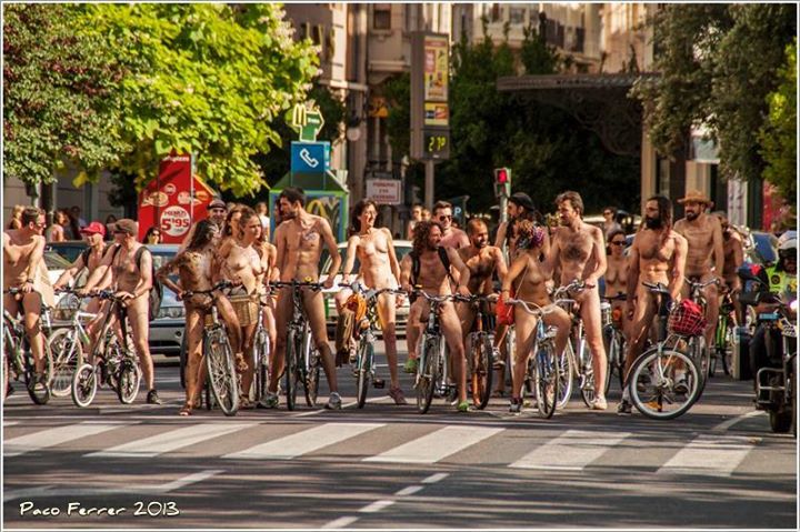 Resultado de imagen para paseo nudista en bici