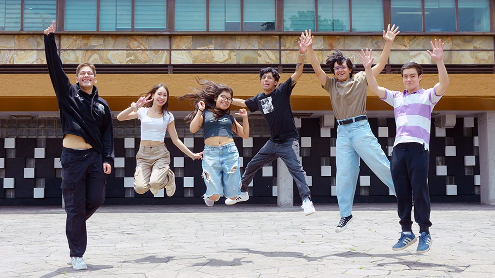 cosas positivas, alegrar el día, bienestar emocional, actitud positiva, motivación diaria, cómo ser feliz, pensamientos positivos, felicidad diaria, mejorar el ánimo, cosas que hacen feliz Estudiante retomando motivación para estudiar con actitud positiva – Curso CIE