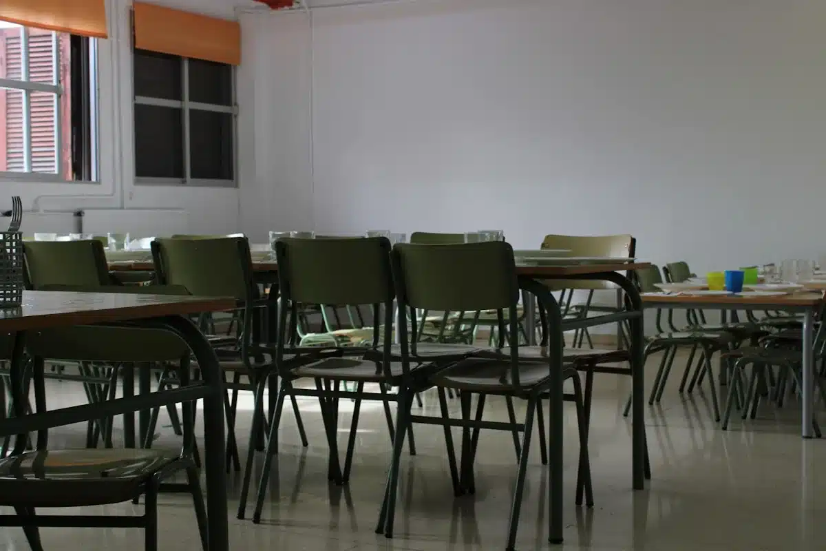 Estudiantes de preparatoria en aula universitaria UNAM